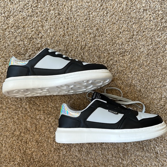 Black and White Ladies Sneakers Tennis Shoes EU Size 41 US Size 10 NWT - Picture 4 of 9